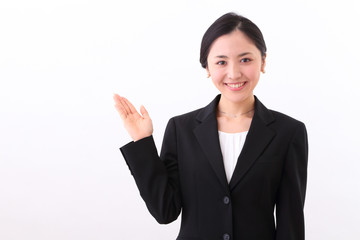 案内する若い女性