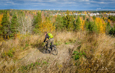 Obraz premium Autumn park downhill
