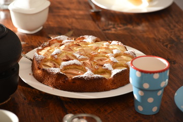 Apfelkuchen auf dem Kaffeetisch