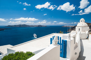 Fototapeta premium White architecture on Santorini island, Greece