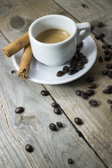 Espresso con bastoncini di cannella e chicchi di caffè