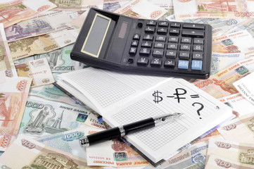 Деньги, блокнот, калькулятор и ручка