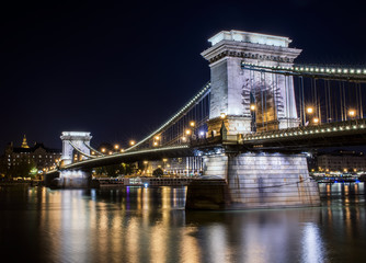 Chain Bridge in Budapest at night