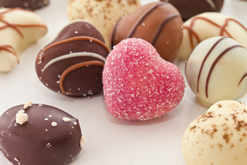 Suesse Pralinen in Herzform