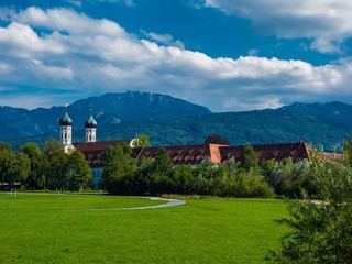 Kloster Benediktbeuern unter weiß-blauen Himmel