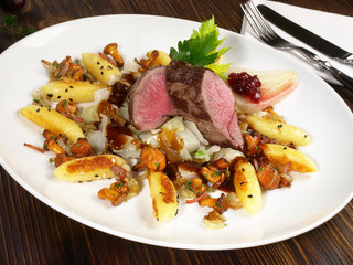 Rehrücken mit Schupfnudeln und Pfifferlinge
