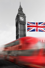 Fototapeta na wymiar London Big Ben mit Bus und Britischer Flagge