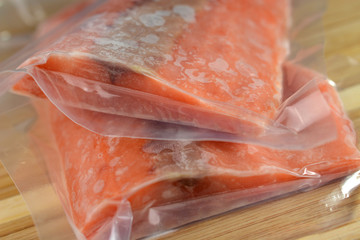 gefrorene wildlachsfilets