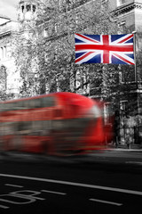 London Straße mit Bus und Britischer Flagge