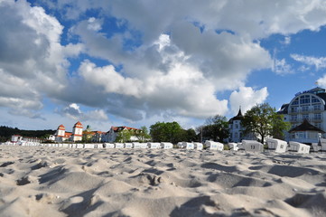 wei&szlig;e Strandk&ouml;rbe in Binz mit Kurhaus 