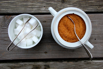 Brauner Zucker und Würfelzucker