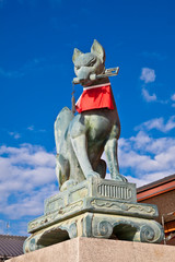 Fototapeta premium Fox holding a key in Kyoto, Japan