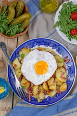 Roasted potatoes with bacon and eggs