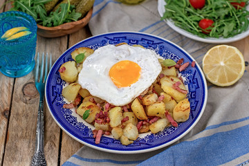 Roasted potatoes with bacon and eggs
