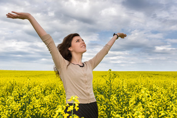 Naklejka premium woman portrait in yellow flower field