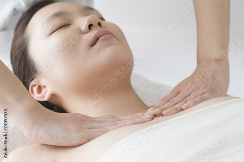 decollete massage