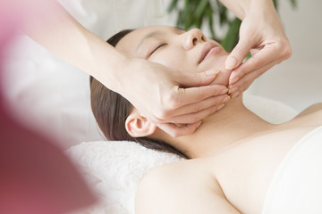 Obraz na płótnie Canvas Asian women undergoing face massage