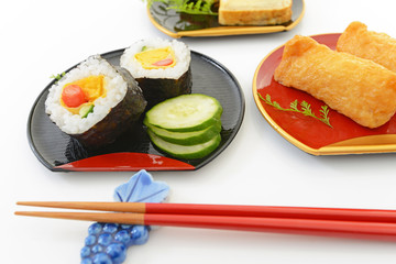 巻き寿司と稲荷寿司