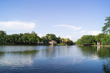 Obraz premium Lake and pavilion
