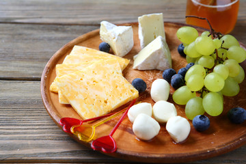 Camembert  nad mozzarella, cheese platter