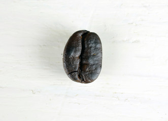 Naklejka premium Roasted coffee beans on textured wood