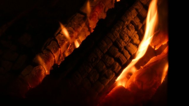 Brennendes Holz im  Kaminofen