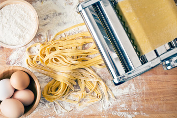 fresh pasta and pasta machine - obrazy, fototapety, plakaty
