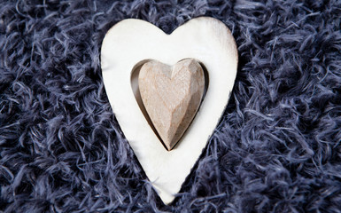 coeur en bois sur fond de laine