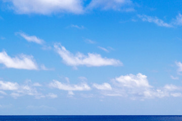 Obraz na płótnie Canvas ciel bleu et nuages au dessus de l'horizon