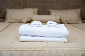 Obraz na płótnie Canvas Towels on hotel bed