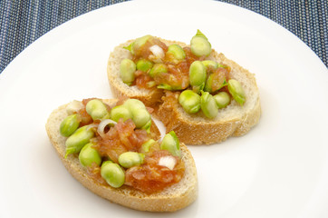 Pan con tomate y habas crudas