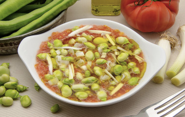 Ensalada fria de habas con tomate,cebolla y aceite de oliva