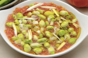 Ensalada de habas con tomate,cebolla y aceite de oliva