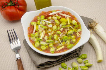 Ensalada de habas con tomate,cebolla y aceite de oliva