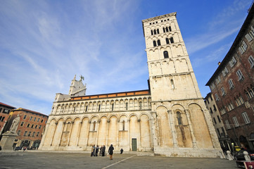 Fototapeta na wymiar Medieval church in Lucca