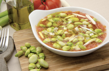 Ensalada de habas con tomate,cebolla y aceite de oliva