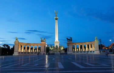 Fototapeta na wymiar Heroes' Square in Budapest at night, Hungary