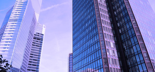 Athmosphère violette immeubles de bureaux