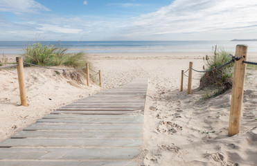 Wejście na piaszczystą plażę