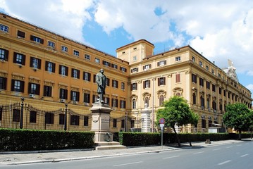 Fototapeta na wymiar Sculpture in the Rome city to Silvio Spaventa on June 1, 2014
