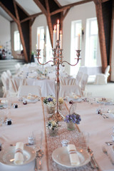 kerzenständer auf dem tisch