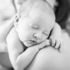 Newborn Baby auf Mamas Schulter