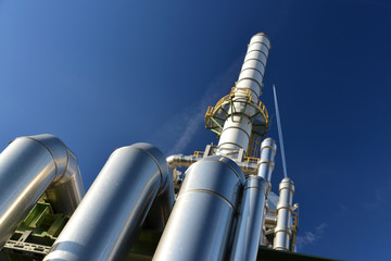 Rohrleitungen einer Raffinerie // pipeline industrial area