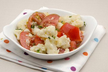 Ensalada de coliflor y tomate