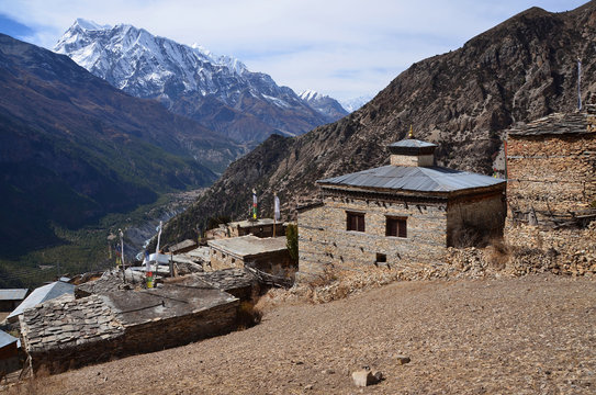 Буддистский монастырь в старинном селении Гьяру в Непале