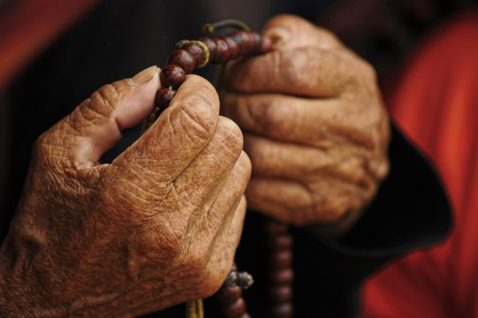 manos ancianas budistas