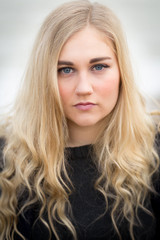 Naklejka premium Młoda Blond Nastolatka Myśli Na Plaży