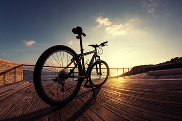 Naklejka premium silhouette of mountain bike at sunset