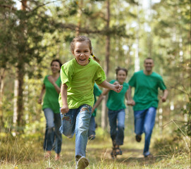 Fototapeta premium Friendly family running