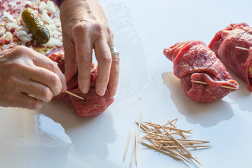 Rouladen vom Rind werden vorbereitet und zubereitet